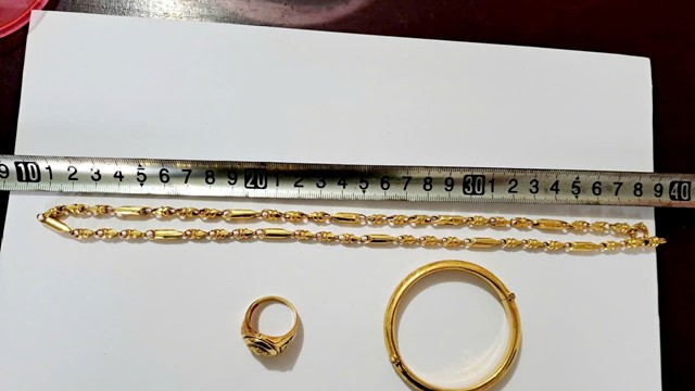 Người đàn ông họ Cồ đến tiệm vàng bán nhẫn, dây chuyền, lắc tay, chủ tiệm lập tức trình báo, công an bắt giữ