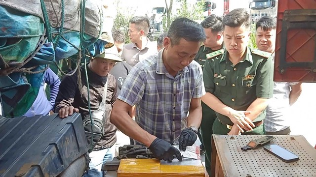 Tịch thu 235kg bạc tinh khiết giấu trong xe đầu kéo để tuồn lậu qua biên giới: Một người Trung Quốc bị bắt, triệu tập 5 người Việt liên quan