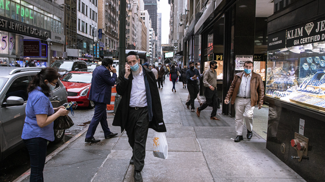 Dân Mỹ đổ xô xếp hàng mua bán vàng, cửa tiệm hết sạch tiền mặt