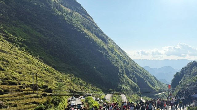Con dốc hiểm trở cách Hà Nội 400km bất ngờ tắc cứng, biển người xếp hàng, đông như 'vỡ trận'