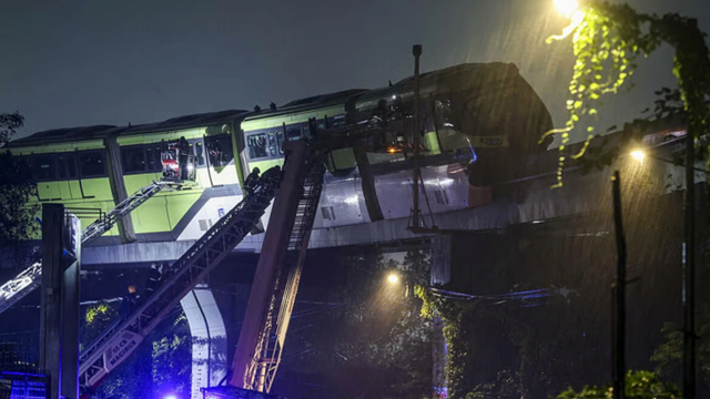 Tàu điện chở gần 600 hành khách mắc kẹt giữa mưa lớn, nhiều người nhập viện