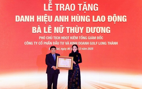 Nữ Phó Chủ tịch HĐQT vừa được trao tặng danh hiệu Anh hùng Lao động: Bố mẹ là doanh nhân nổi tiếng, đóng góp 2.900 tỷ làm từ thiện