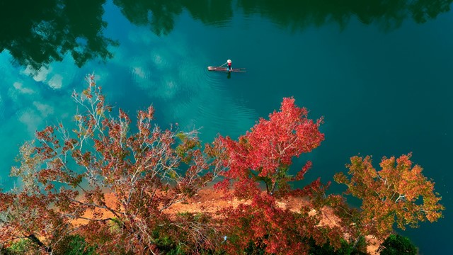 Hồ nhân tạo đẹp tựa trời Âu mùa phong thay lá, nằm cách ‘thác nước đẹp bậc nhất thế giới’ của Việt Nam chưa đầy 3km