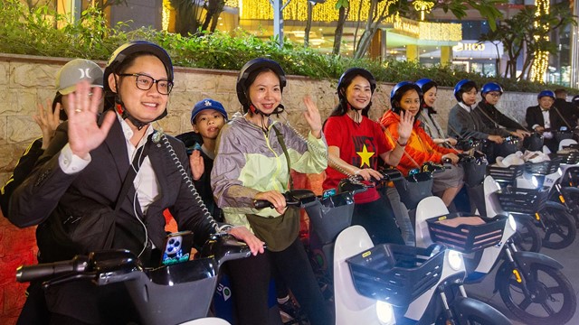 Hà Nội có tour khám phá Thủ đô về đêm bằng xe đạp điện, xe máy điện công cộng