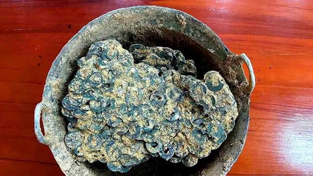 Nông dân Hà Tĩnh đi thu gom phế liệu, bất ngờ phát hiện 15kg tiền nằm sâu dưới lòng đất, cơ quan chức năng nhanh chóng vào cuộc xác minh