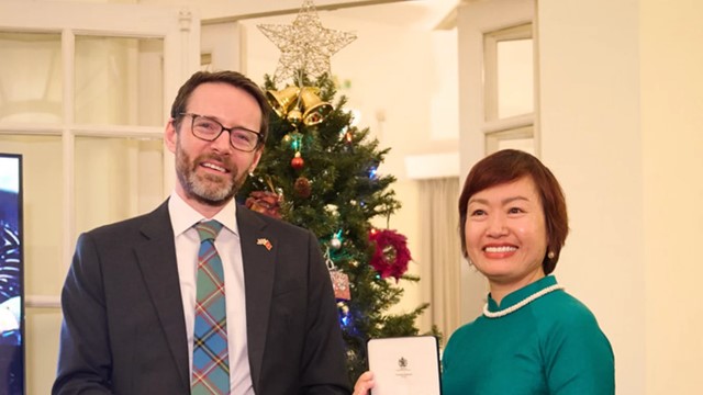 Lần đầu tiên, một công dân Việt Nam đang sinh sống và làm việc trong nước được Hoàng gia Anh trao tặng danh hiệu cao quý