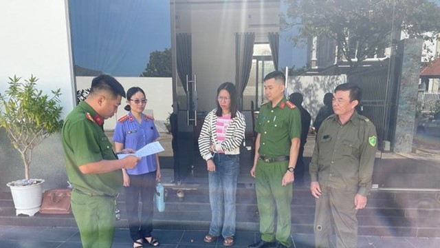 Bắt tạm giam nhân viên kinh doanh Nguyễn Thị Kim Anh