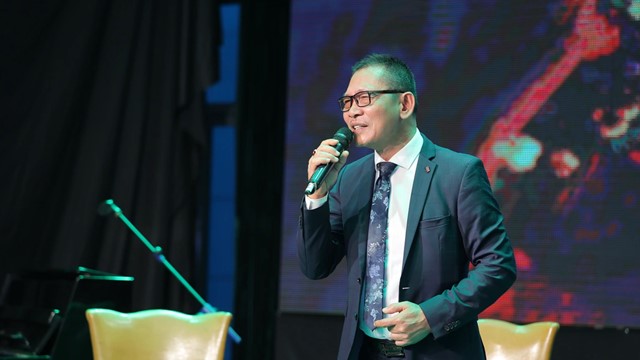 Anh công nhân mỏ than một thời được phong tặng danh hiệu NSND ở tuổi 63, là thầy của hàng loạt ca sĩ Việt thành danh