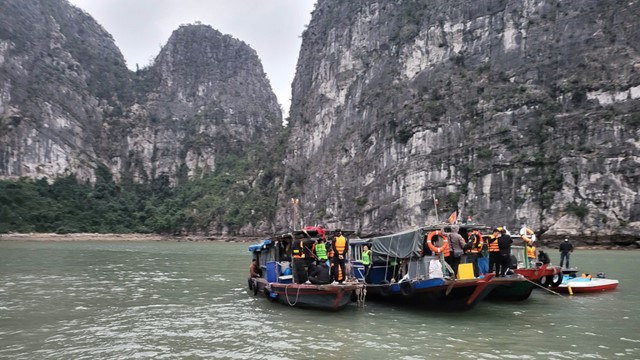 Kiểm tra 3 tàu cá, bắt 30 đối tượng đang đánh bạc trên Vịnh Hạ Long