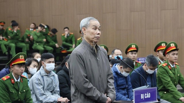 Cựu Phó Cục trưởng Nguyễn Hùng Long khai dùng tiền hối lộ đi trao học bổng, hỗ trợ người già neo đơn và xây dựng nhà tình nghĩa