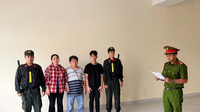 Đột kích 1 cơ sở, bắt ông chủ thương hiện mỳ sợi Châu Phát