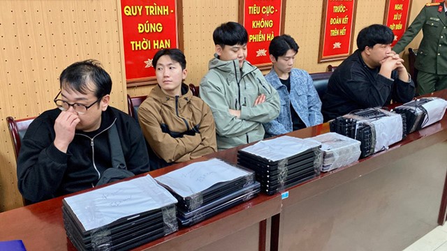 Đột kích một căn biệt thự tại Hà Nội, công an thu giữ 17 máy tính xách tay, 14 máy tính bảng cùng 25 điện thoại di động