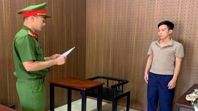 Khởi tố, tạm giam nhân viên ngân hàng sinh năm 1992